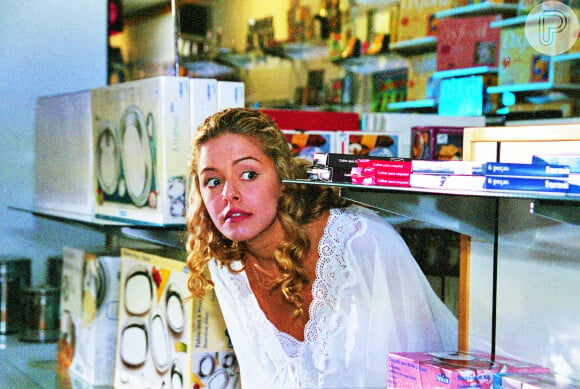 Novela 'Pícara Sonhadora': Mila (Bianca Rinaldi) dorme na loja à noite e gasta seus produtos com a promess de que um dia irá pagar tudo