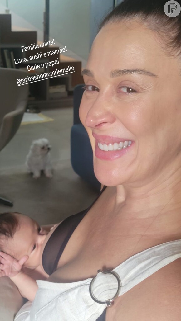 Claudia Raia amamenta o filho, Luca, em foto publicada no Instagram