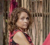 Na novela 'Travessia', Núbia (Drica Moraes) encara o filho, Ari (Chay Suede), diante de Guerra (Humberto Martins), e depois o confronta de novo a sós