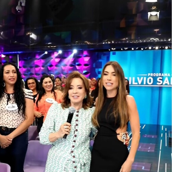 Iris Abravanel apareceu de surpresa nos bastidores do programa ao lado da filha Patrícia Abravanel