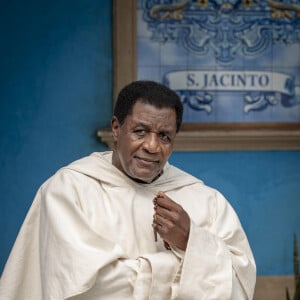 Na novela 'Amor Perfeito', frei Tomé (Tony Tornado) é o religioso atrapalhado, chamado de vovô por Marcelino (Levi Asaf)