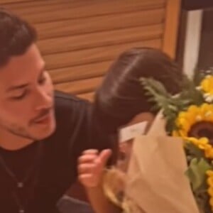 Arthur Aguiar recebeu a filha com flores