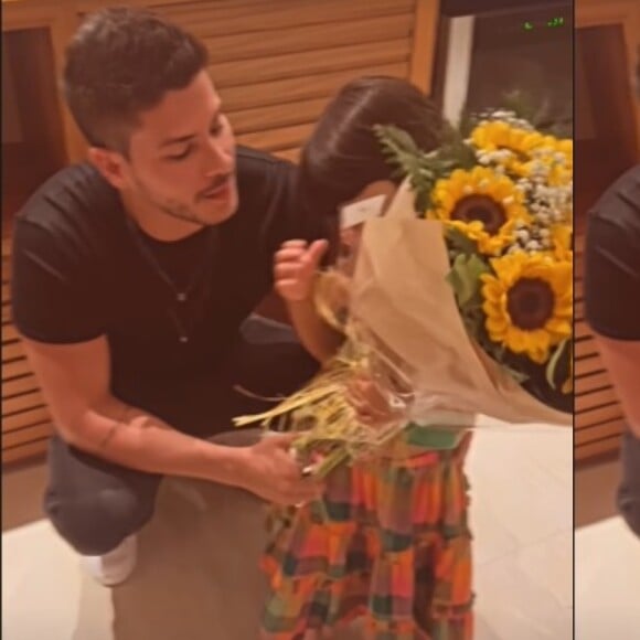 Arthur Aguiar recebeu a filha com flores