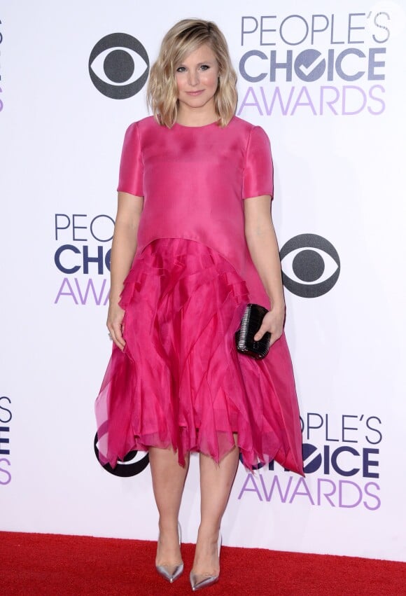 Kristen Bell usa vestido rosa Monique Lhullier em primeira aparição pública após dar à luz segundo filho