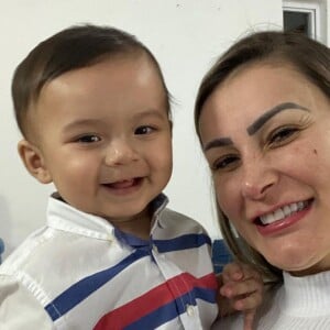 Andressa Urach não escondeu a irritação com uma pergunta sobre o filho. 'Não falta ter o teu filho por perto, perto de ti?', questionou Suyane