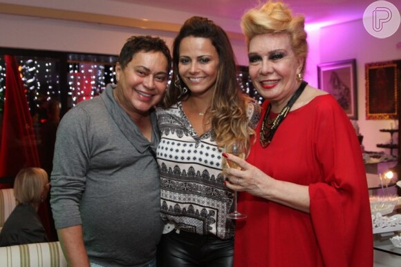Glaycon Muniz, Viviane Araújo e Rogéria posam para foto