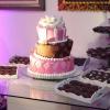 Mesa de bolos da festa que tinha "O amor" como tema
