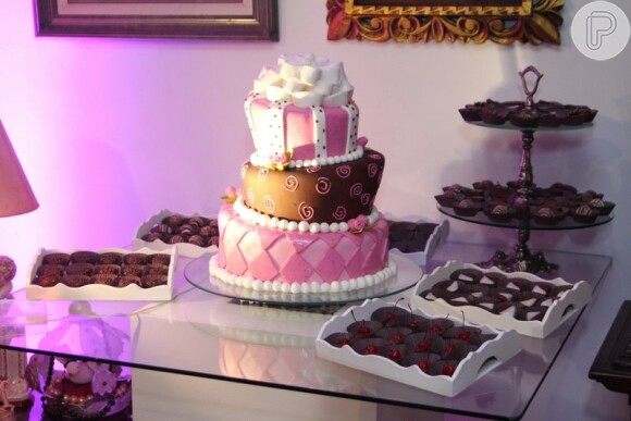 Mesa de bolos da festa que tinha "O amor" como tema