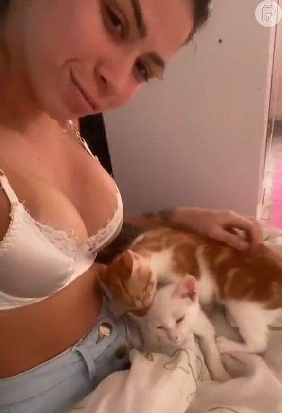 MC Pipokinha apareceu em um vídeo erótico com gatos