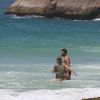 Cauã Reymond vai à praia sem a companhia de Grazi Massafera, no Rio, nesta quinta-feira, 8 de janeiro de 2015