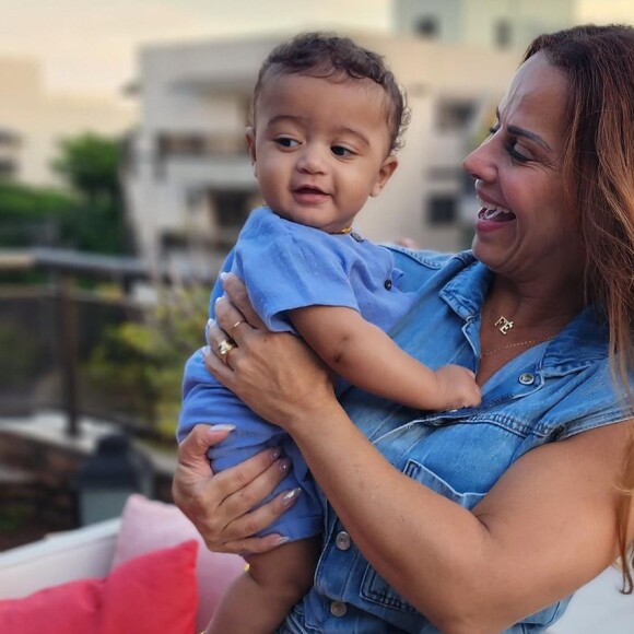 Viviane Araujo e o filho, Joaquim, combinam looks em ensaio de fotos