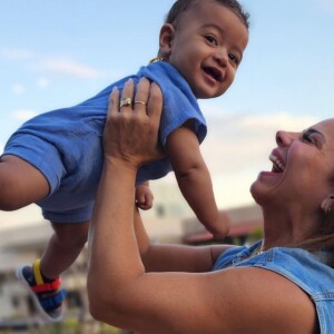 Filho de Viviane Araujo recebeu muitos elogios na web após fotos com a mamãe