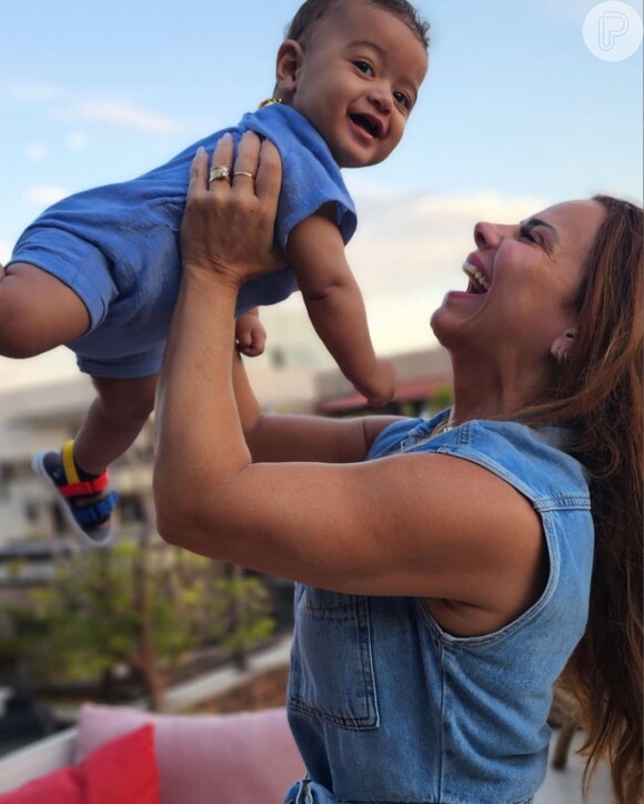 Filho de Viviane Araujo recebeu muitos elogios na web após fotos com a mamãe