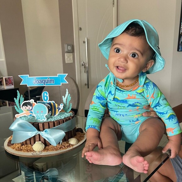 Joaquim, filho de Viviane Araujo e Guilherme Militão, completou 6 meses de vida nesta segunda-feira (06)