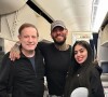 MC Mirella e Lucas Lucco posaram com o jornalista Roberto Cabrini no avião para Angola