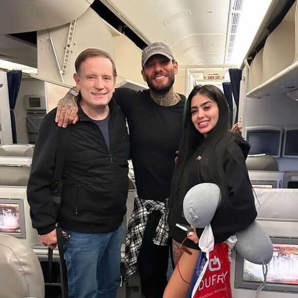 MC Mirella e Lucas Lucco posaram com o jornalista Roberto Cabrini no avião para Angola