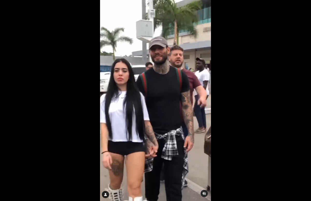 Foto: MC Mirella e Lucas Lucco foram flagrados de mãos dadas assim que  deixaram o aeroporto em Angola - Purepeople