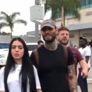 MC Mirella e Lucas Lucco foram flagrados de mãos dadas assim que deixaram o aeroporto em Angola