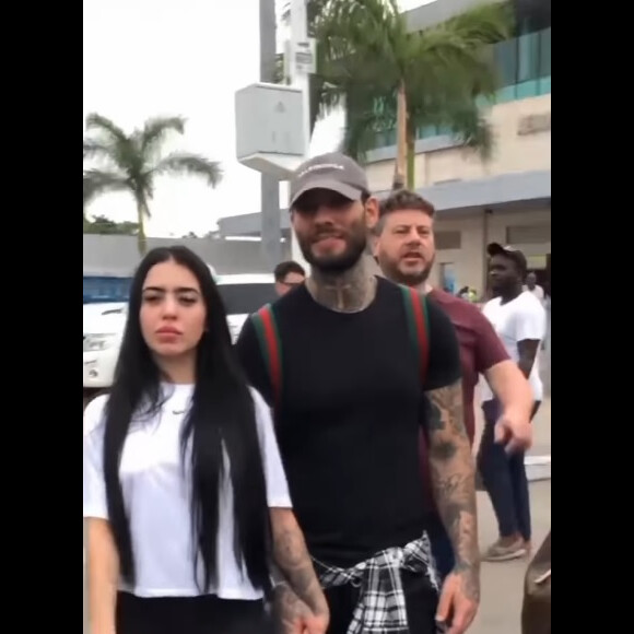 MC Mirella e Lucas Lucco foram flagrados de mãos dadas assim que deixaram o aeroporto em Angola