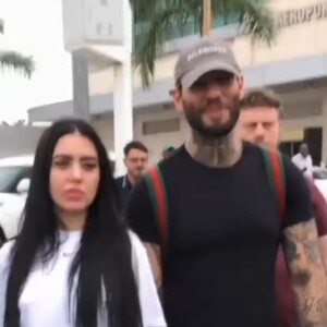 MC Mirella e Lucas Lucco embarcaram juntos para Angola e ficaram sentados lado a lado durante o voo