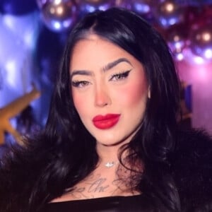 MC Mirella 'causou' em reality show com direito a 'beijo grego'