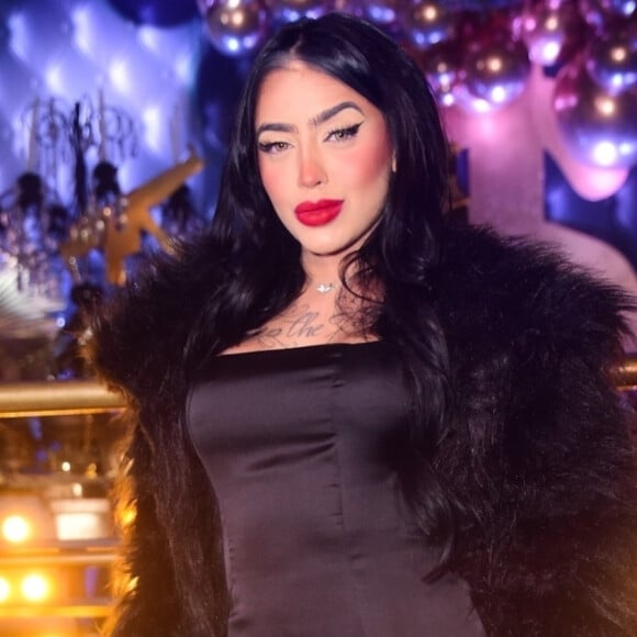 MC Mirella 'causou' em reality show com direito a 'beijo grego'