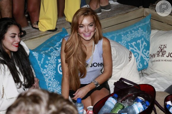 Lindsay Lohan se diverte durante festa em boate