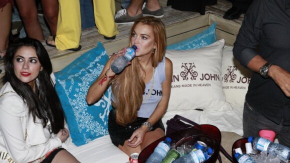 Lindsay Lohan ataca de DJ em festa e bebe só água e refrigerante
