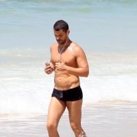 Carmo Dalla Vecchia, de 'Império', corre de sunga e sem camisa em praia do Rio