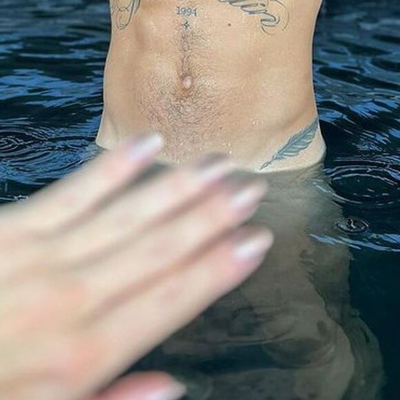 Você consegue ver o corpo nu de Maluma na imagem acima?