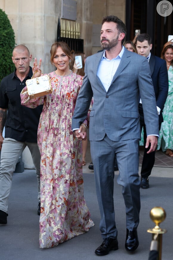 Jennifer Lopez e Ben Affleck vislumbraram uma mansão em Pacific Palisades, na Califórnia, avaliada em 64 milhões de reais (aproximadamente, R$ 338 milhões, segundo a cotação atual)