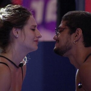 BBB 23: Bruna Griphao e Gabriel Santana passaram parte da festa trocando flertes