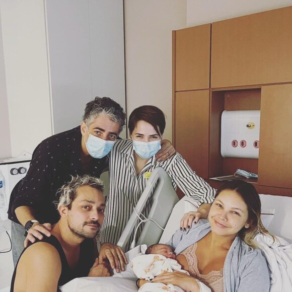 Filho de Eduardo Sterblitch e Louise D'Tuani, Caetano já chegou ao mundo