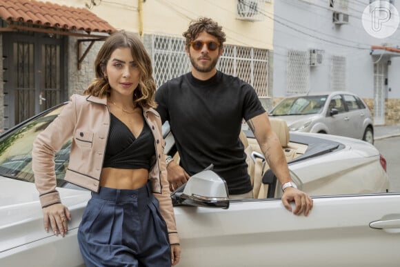 Chiara (Jade Picon) grita por ajuda para impedir que Ari (Chay Suede) se aproxime dela, na novela 'Travessia'