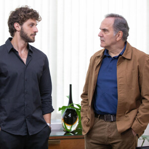 Guerra (Humberto Martins) vai atirar contra Ari (Chay Suede) na novela 'Travessia'