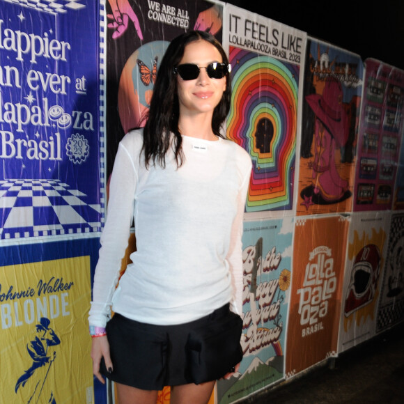 Minissaia apareceu combinada à bota preta em look de Bruna Marquezine no Lollapalooza
