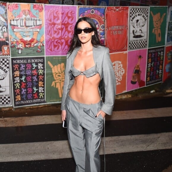 Bruna Marquezine deixou barriga de fora à mostra em look de alfaiataria descolada no Lollapallooza 2023