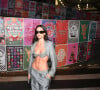 O look de alfaiataria cinza usado por Bruna Marquezine evidenciou silhueta definida da atriz