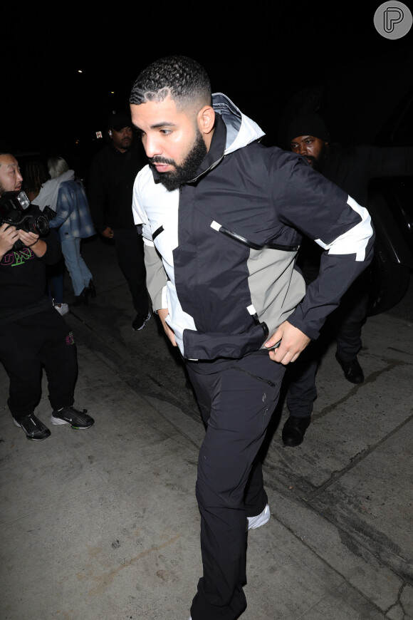 Drake ainda não devolveu o cachê milionário que recebeu antecipadamente pela apresentação, segundo o colunista Leo Dias, do Metrópoles