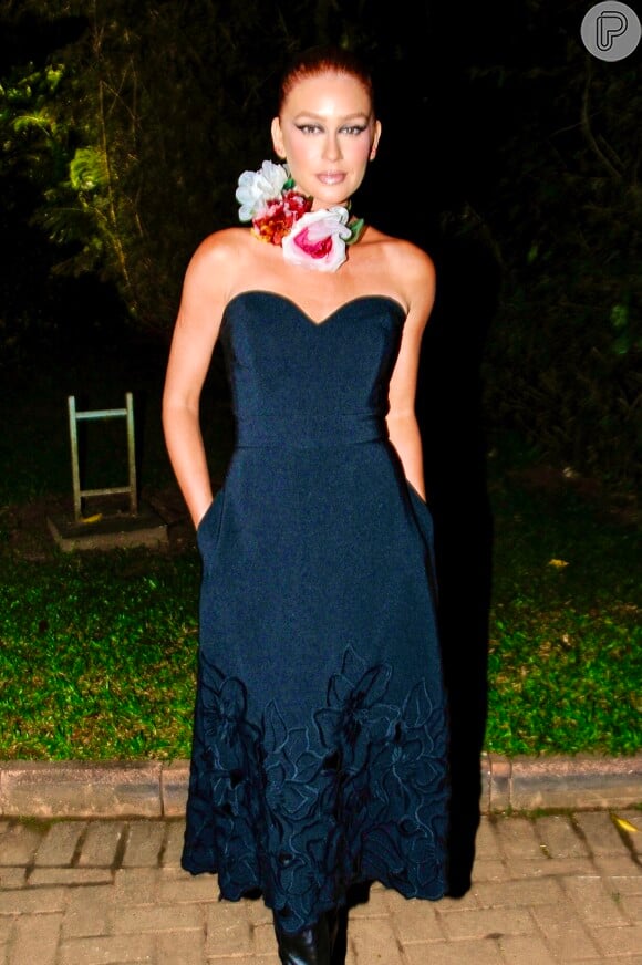 As flores estão de volta ao mundo da moda: desta vez na gargantilha de Marina Ruy Barbosa