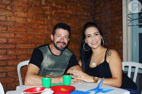 Cantor sertanejo Matheus em foto com a mulher, Rayane Vasque, em 2018, durante aniversário de criança