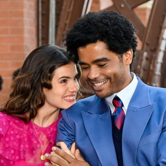 Orlando (Diogo Almeida) rouba beijo de Marê (Camila Queiroz) e a abala, na novela 'Amor Perfeito'