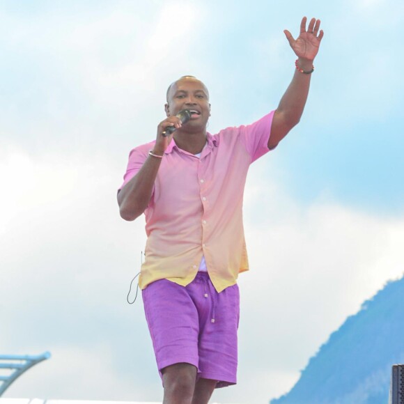 Thiaguinho recebeu a ex e a atual em show no Rio de Janeiro