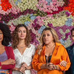 Regina Casé posa com Mariana Nunes, Letícia Colin e Sophie Charlotte, suas colegas de cena na novela 'Todas as Flores'