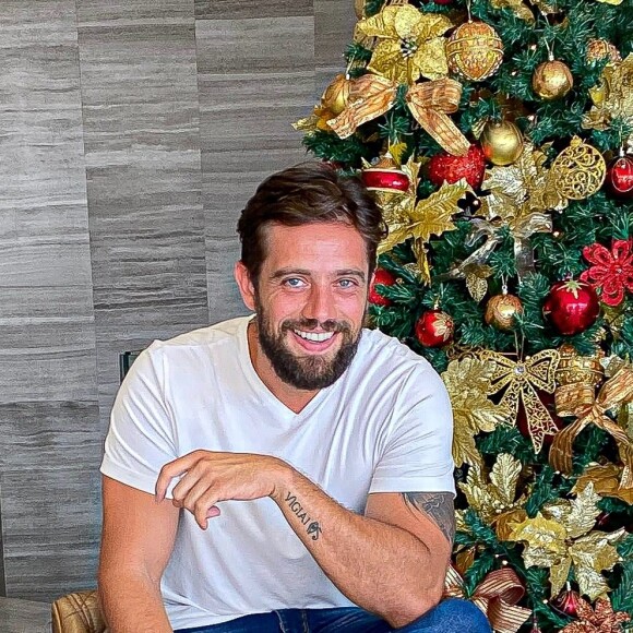 Acidente com Rafael Cardoso: outro veículo que passava no local deu um tranco da moto do ator, que caiu no chão, segundo a revista Quem