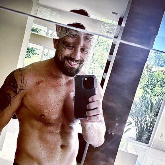 Rafael Cardoso quebrou a web com uma foto de sunga recentemente