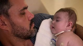 Juliano Cazarré emociona ao resumir luta com Maria Guilhermina e em conselho para mãe após morte de filho