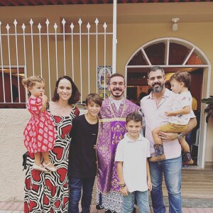 Juliano Cazarré e Letícia Cazarré são pais de Vicente, 13 anos, Inácio, 10, Gaspar, 4 anos, Maria Madalena, de 2, e Maria Guilhermina, de 9 meses