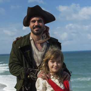 Juliano Cazarré em foto caracterizado como pirata no filme 'Pluft, o Fantasminha'