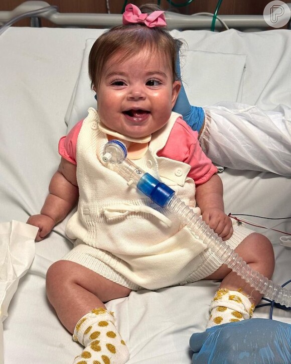 Filha caçula de Juliano Cazarré em foto antes de deixar hospital: 'Está muito bem desde que voltou do hospital. Muito atenta e risonha. Graças a Deus!'